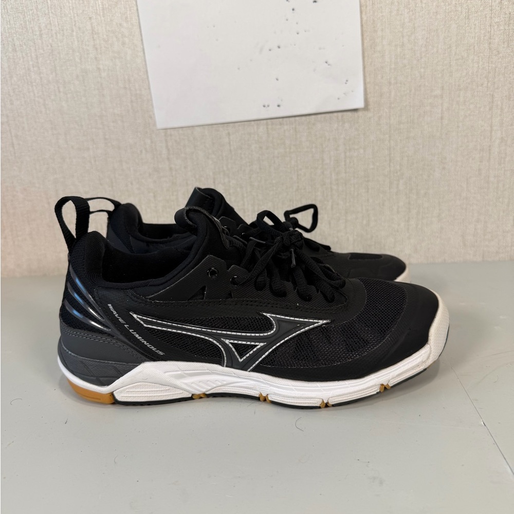 Mizuno‎ Black and White Athletic Shoes